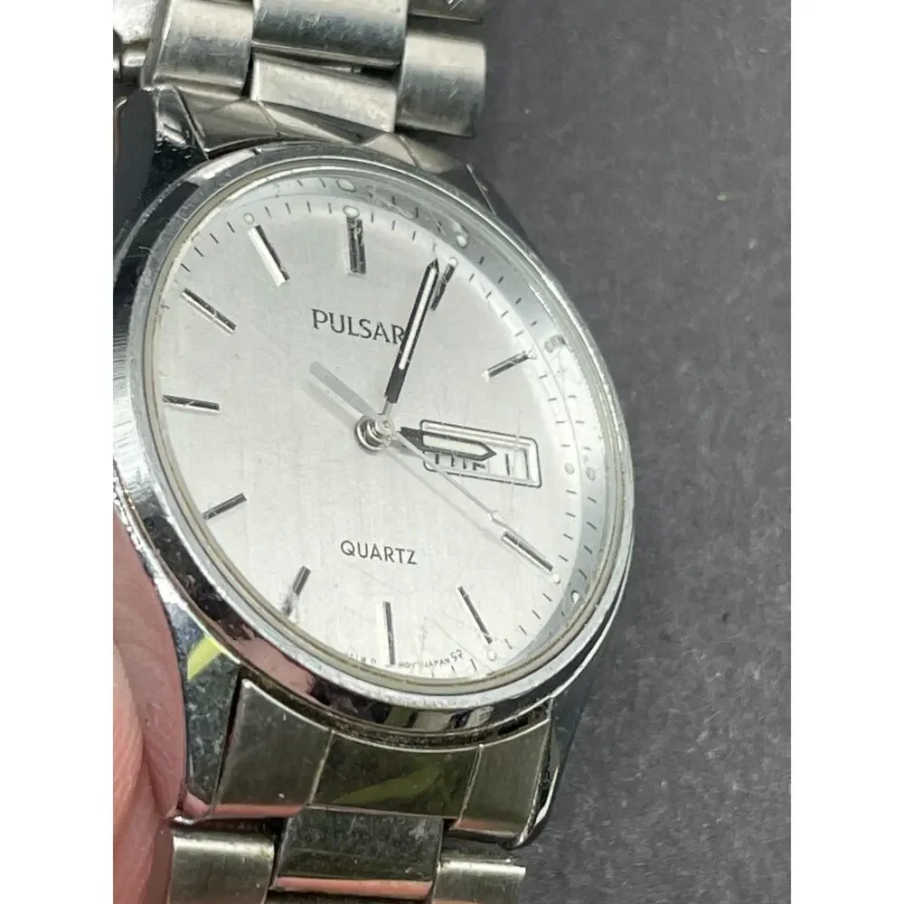 Vtg Pulsar Watch Men 34mm Silver Tone White Dial DayDate Round V533-7A30 33.4MM